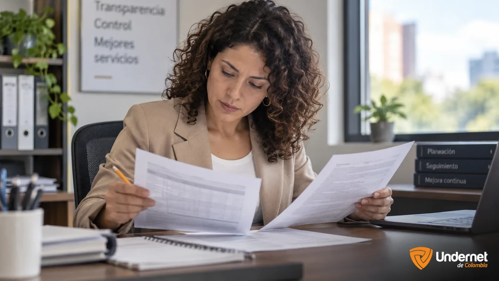 Auditora de una oficina de control interno compara registros de ejecución de controles con el procedimiento documentado
