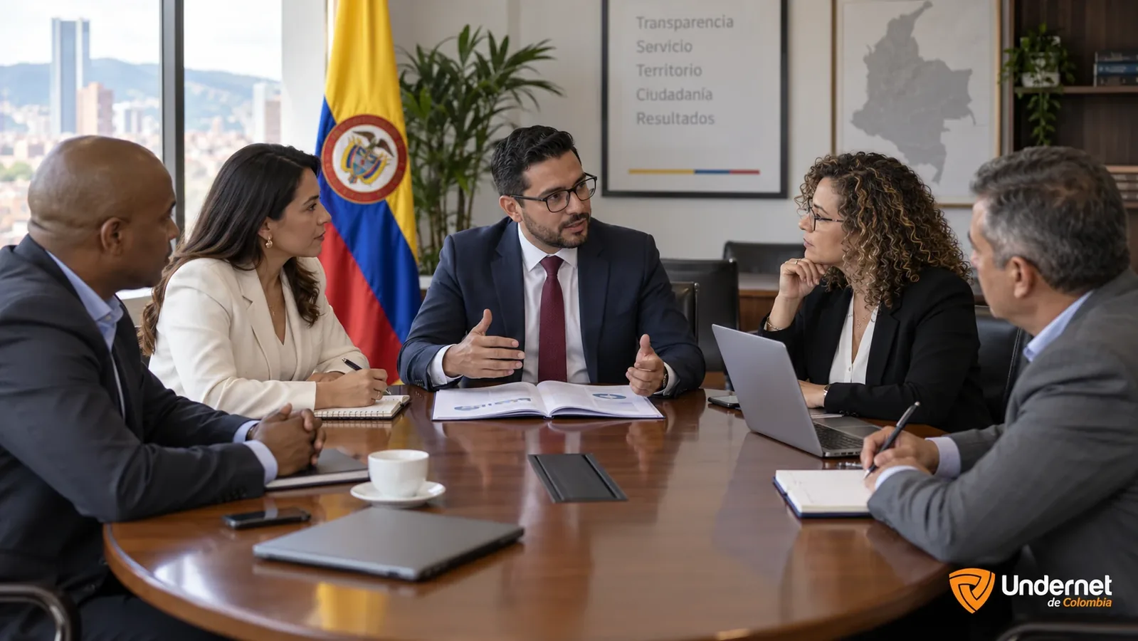 Comité directivo de una entidad pública sesiona alrededor de una mesa con el informe de control interno abierto